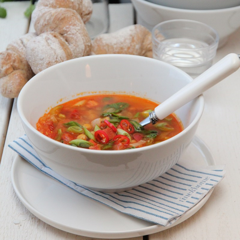 Spansk suppe med chorizo, kikerter og chili